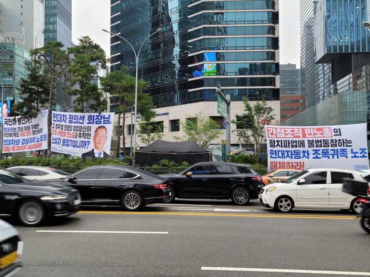 <strong>[서울 강남역 사거리 7,8번 출구 사이]</strong>