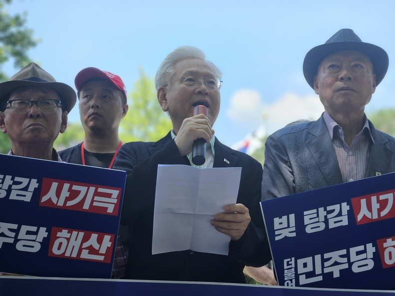 자유민주당 고영주 대표가 기자회견에서 발언을 하고 있다. 